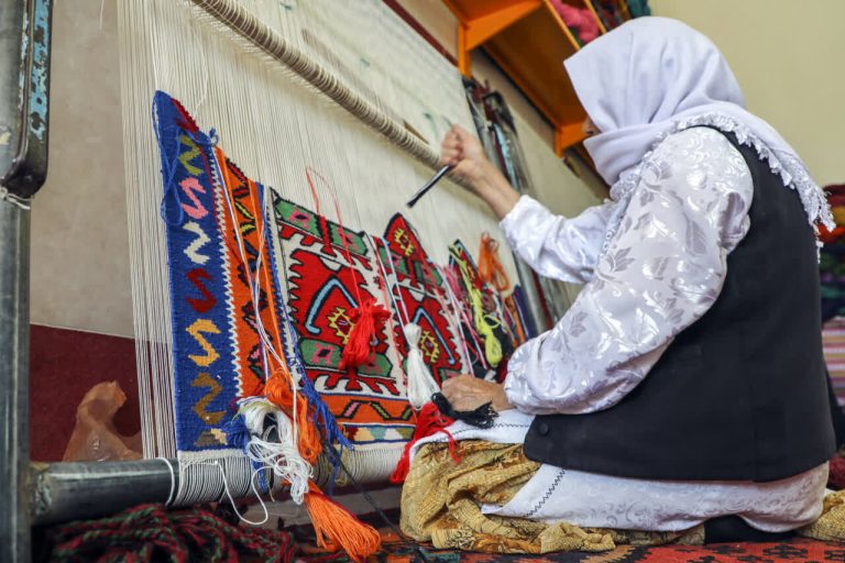 امانی: تولید کنندگان و صنعتگران روستایی نمین حمایت می
شوند_68ed446506ff9.jpeg