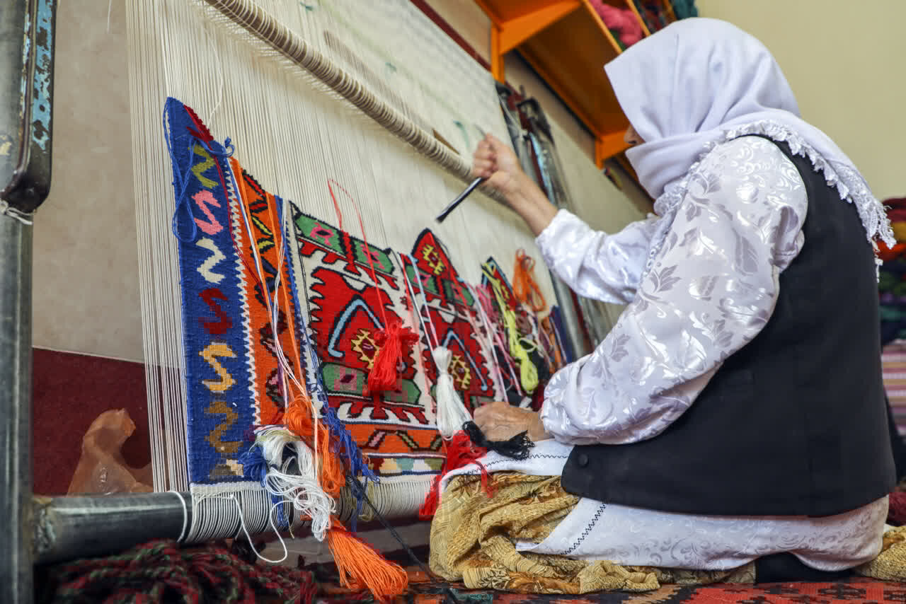امانی: تولید کنندگان و صنعتگران روستایی نمین حمایت می
شوند_68ed446506ff9.jpeg