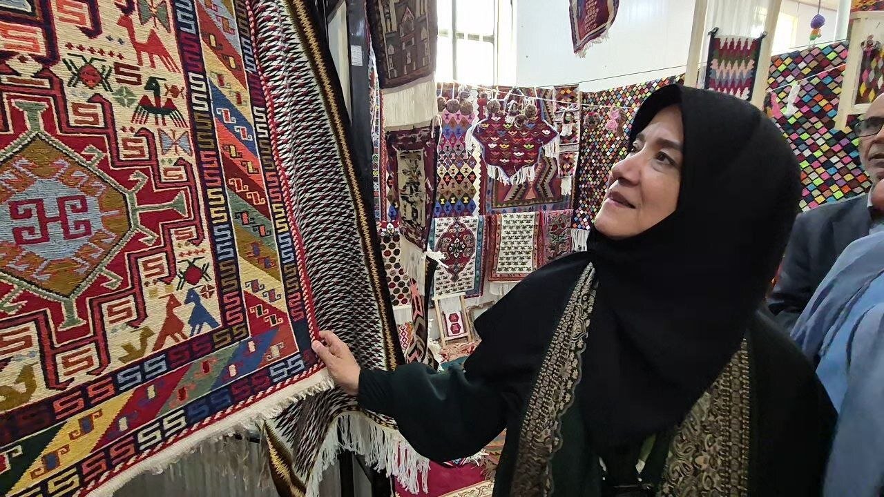 بازدید معاون وزیر میراثفرهنگی و صنایع دستی از نمایشگاه گلیم
عنبران_68f62a8787e9b.jpeg